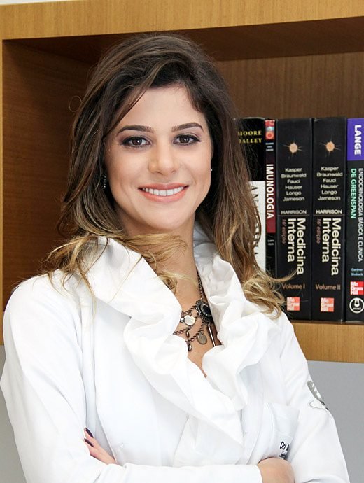 Dra. Gabriella Mandelli em consultório